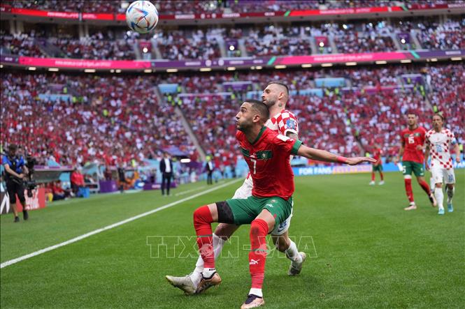 Trong ảnh: Hakim Ziyech (trái) đội tuyển Maroc tranh bóng với Marcelo Brozovic, đội Croatia. Ảnh: THX/TTXVN