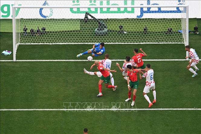 Trong ảnh: Trung vệ  Mario Pasalic (giữa) đội tuyển Croatia sút bóng về phía khung thành của đội tuyển Maroc. Ảnh: AFP/TTXVN