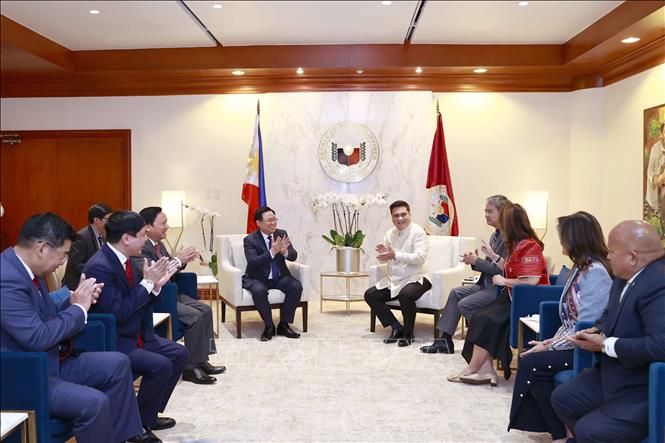 Chủ tịch Thượng viện Juan Miguel F. Zubiri tiếp thân mật Chủ tịch Quốc hội Vương Đình Huệ. Ảnh: Doãn Tấn - TTXVN