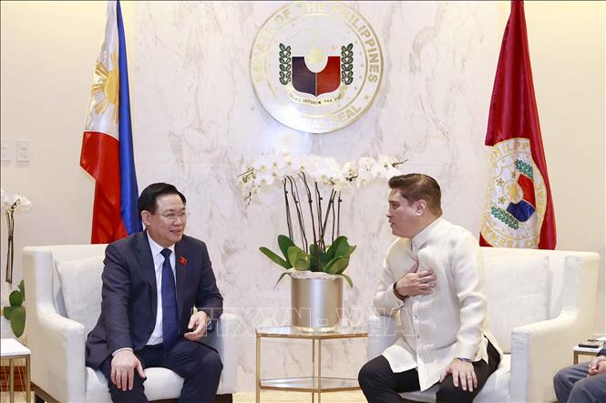 Chủ tịch Thượng viện Juan Miguel F. Zubiri tiếp thân mật Chủ tịch Quốc hội Vương Đình Huệ. Ảnh: Doãn Tấn - TTXVN