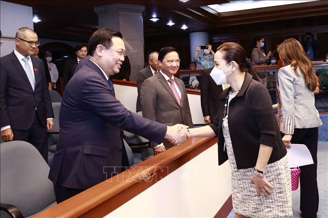 Chủ tịch Quốc hội Vương Đình Huệ với Thượng nghị sỹ Philippines tại buổi dự khán phiên họp Thượng viện. Ảnh: Doãn Tấn - TTXVN