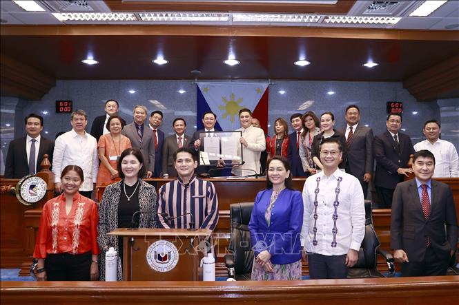 Chủ tịch Thượng viện Juan Miguel F. Zubiri trao Nghị quyết 303, nhằm thúc đẩy quan hệ, hợp tác 2 Nghị viện giữa 2 nước cho cho Chủ tịch Quốc hội Vương Đình Huệ tại buổi dự khán phiên họp Thượng viện. Ảnh: Doãn Tấn - TTXVN