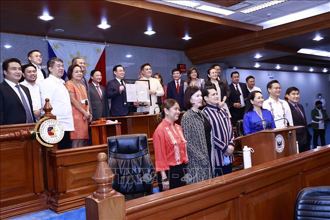 Chủ tịch Thượng viện Juan Miguel F. Zubiri trao Nghị quyết 303, nhằm thúc đẩy quan hệ, hợp tác 2 Nghị viện giữa 2 nước cho cho Chủ tịch Quốc hội Vương Đình Huệ tại buổi dự khán phiên họp Thượng viện. Ảnh: Doãn Tấn - TTXVN