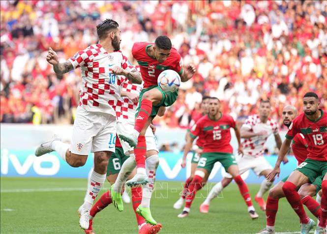Trong ảnh: Achraf Hakimi (trên- phải), đội Maroc  tranh bóng với các cầu thủ đội Croatia. Ảnh: THX/TTXVN