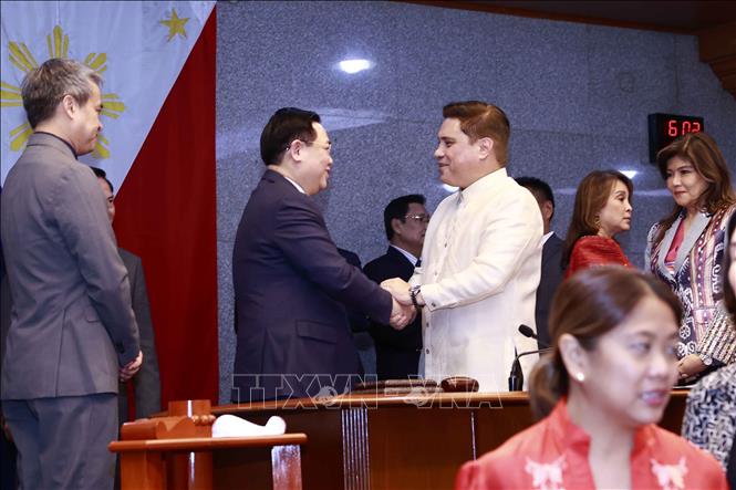 Chủ tịch Thượng viện Juan Miguel F. Zubiri và Chủ tịch Quốc hội Vương Đình Huệ tại buổi dự khán phiên họp Thượng viện. Ảnh: Doãn Tấn - TTXVN