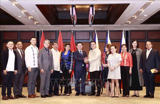 Chủ tịch Quốc hội Vương Đình Huệ và Chủ tịch Thượng viện Juan Miguel F. Zubiri với đại biểu. Ảnh: Doãn Tấn - TTXVN