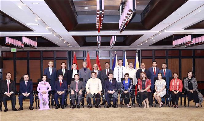 Chủ tịch Quốc hội Vương Đình Huệ và Chủ tịch Thượng viện Juan Miguel F. Zubiri với đại biểu. Ảnh: Doãn Tấn - TTXVN