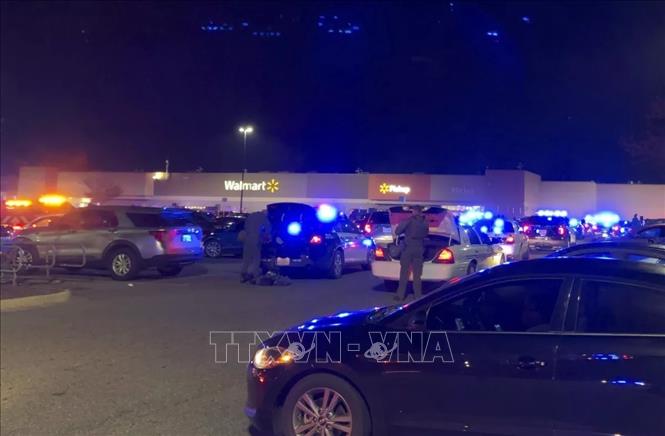 Trong ảnh: Cảnh sát phong tỏa hiện trường vụ xả súng tại siêu thị Walmart ở bang Virginia, Mỹ ngày 22/11/2022. Ảnh: AP/TTXVN