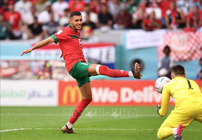 Trong ảnh:  Selim Amallah (trái) đội tuyển Maroc sút bóng trong trận đấu. Ảnh: THX/TTXVN