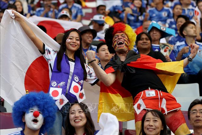 Trong ảnh: Cổ động viên trong cuộc tranh tài Đức - Nhật Bản tại bảng E, World Cup 2022. Ảnh: AFP/ TTXVN