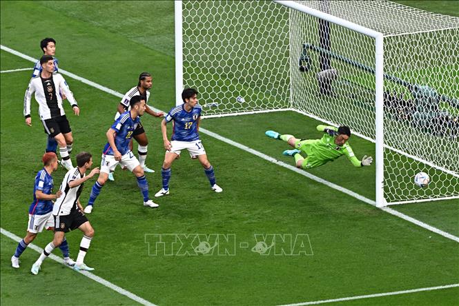 Phút 21, Kimmich tung ra cú nã đại bác ngay ngoài vòng cấm khiến thủ thành Shuichi Gonda (phải) đổ người đấm bóng cứu thua cho Nhật Bản, Gundongan ngay lập tức băng vào đá bồi nhưng bóng đi vọt xà ngang. Ảnh: AFP/ /TTXVN