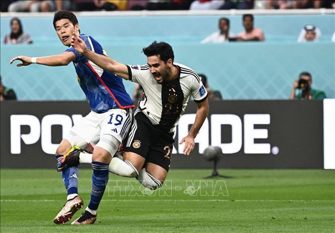 Gundogan thoải mái tung ra cú dứt điểm kỹ thuật chân phải từ tuyến hai khi không bị hậu vệ Nhật Bản theo kèm nhưng bóng đi đúng vị trí thủ môn Gonda chọn sẵn. Trong ảnh: Tiền vệ Đức Ilkay Gundogan (trái) tranh bóng với hậu vệ Nhật Bản Hiroki Sakai trong trận đấu. Ảnh: AFP/ TTXVN