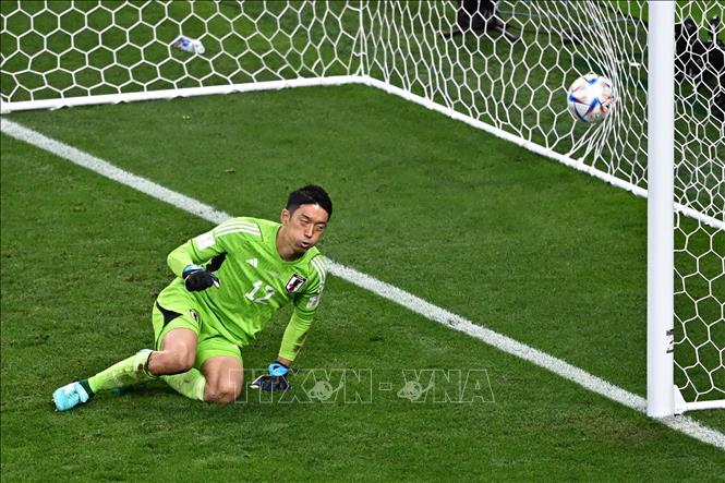 Kimmich treo bóng chuẩn xác để Raum đối mặt với Gonda và thủ môn Nhật Bản phạm lỗi với cầu thủ đối phương trong vòng cấm. Trọng tài chỉ tay vào chấm phạt đền và Gundogan Ilkay trên chấm 11m đã dễ dàng đánh lừa Gonda (trong ảnh) với cú sút chân phải đầy kỹ thuật, mở tỷ số cho tuyển Đức ở phút 33. Ảnh: AFP/ TTXVN