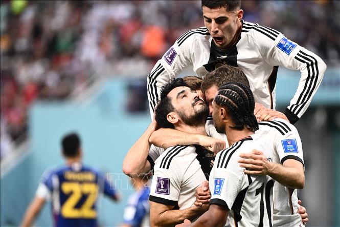 Trong ảnh: Tiền vệ Ilkay Gundogan (trái) ăn mừng cùng đồng đội sau khi ghi bàn mở tỉ số cho tuyển Đức trong trận đấu. Ảnh: AFP/ TTXVN