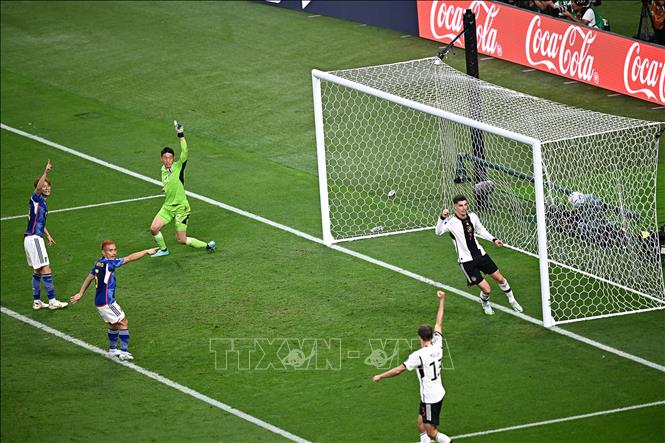 Kimmich tung ra cú sút chân trái ngay trước vòng cấm khiến thủ môn Gonda không thể bắt dính bóng, Gnabry băng vào dứt điểm và Kai Havertz (phải) có mặt đúng lúc để đệm bóng cận thành tung lưới Nhật Bản. Tuy nhiên, VAR vào cuộc và xác nhận lỗi việt vị của Kai Havertz và bàn thắng không được công nhận cho Đức. Ảnh: AFP/ TTXVN