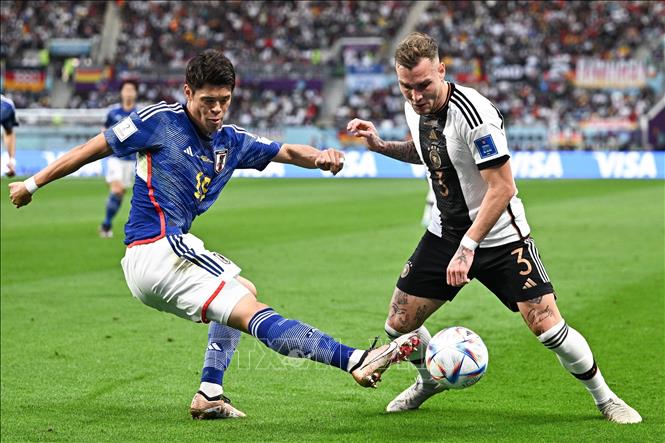 Kết thúc Hiệp 1, Đức tạm dẫn trước Nhật Bản với tỷ số 1-0. Trong ảnh: Pha tranh bóng giữa cầu thủ David Raum (phải) của Đức và Sakai Hiroki của Nhật Bản trong trận đấu. Ảnh: THX/ TTXVN