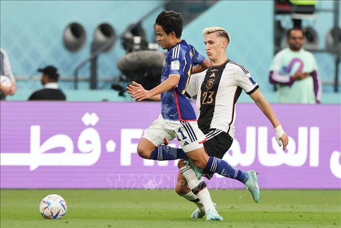 Kết thúc Hiệp 1, Đức tạm dẫn trước Nhật Bản với tỉ số 1-0. Trong ảnh: Pha tranh bóng giữa cầu thủ Kubo Takefusa (trái) của Nhật Bản và Nico Schlotterbeck của Đức trong trận đấu. Ảnh: THX/ TTXVN