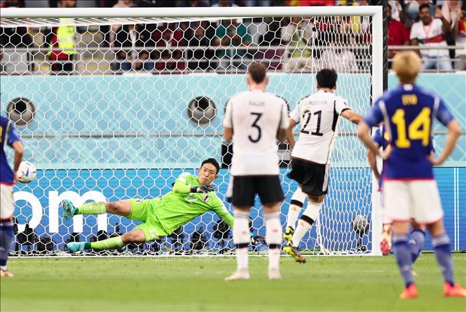 Kết thúc Hiệp 1, Đức tạm dẫn trước Nhật Bản với tỷ số 1-0 nhờ pha lập công duy nhất của Gundogan (thứ 2, phải) trên chấm phạt đền ở phút 33. Ảnh: THX/ TTXVN