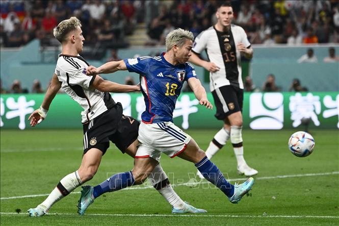 Phút 83, Takuma Asano (giữa) thoát xuống xâm nhập vòng cấm từ cánh phải và dứt điểm từ góc hẹp tung nóc lưới thủ môn Neuer, nâng tỷ số lên 2-1 cho Nhật Bản. Ảnh: AFP/ TTXVN