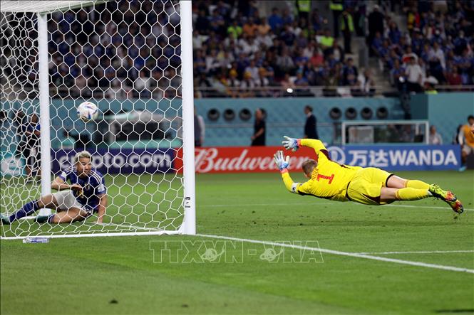 Thủ môn Đức Manuel Neuer (phải) để lọt lưới sau pha dứt điểm của cầu thủ Nhật Bản, san bằng tỷ số 1-1. Ảnh: AFP/ TTXVN
