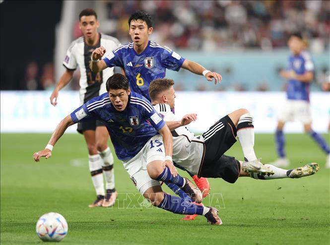 Pha tranh bóng quyết liệt giữa Joshua Kimmich (phải) của Đức và Sakai Hiroki của Nhật Bản. Ảnh: THX/ TTXVN
