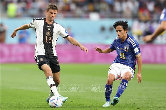 Trong ảnh: Pha tranh bóng giữa cầu thủ Kubo Takefusa (phải) của Nhật Bản và Thomas Mueller của Đức trong trận đấu. Ảnh: THX/ TTXVN