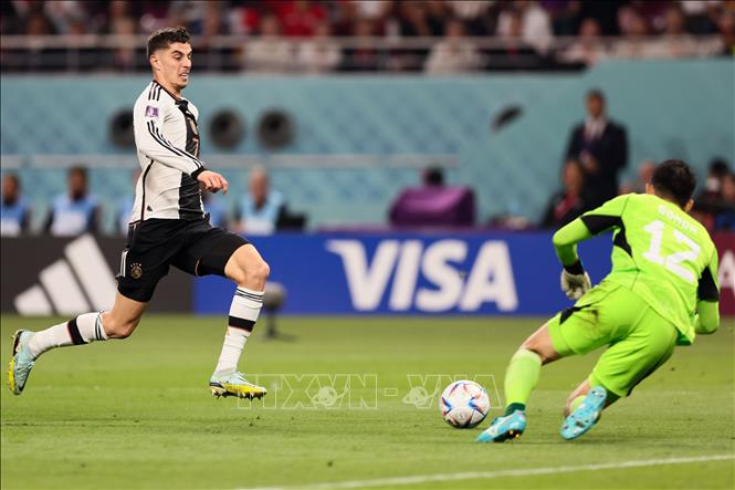 Thủ môn Nhật Bản Gonda Shuichi (phải) thực hiện pha cứu thua trước cú sút của cầu thủ Kai Havertz tuyển Đức trong trận đấu. Ảnh: THX/ TTXVN