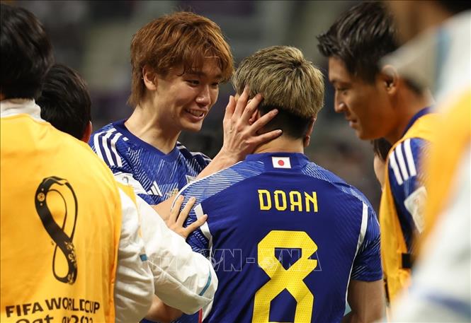 Cầu thủ đội tuyển Nhật Bản Doan Ritsu (giữa) ăn mừng cùng đồng đội sau khi ghi bàn thắng san bằng tỷ số 1-1. Ảnh: THX/ TTXVN