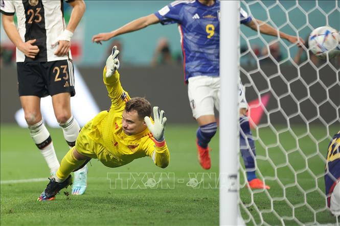 Thủ môn đội tuyển Đức Manuel Neuer không thể ngăn cản cú đệm bóng cận thành san bằng tỷ số 1-1 của Doan Ritsu (Nhật Bản). Ảnh: THX/ TTXVN