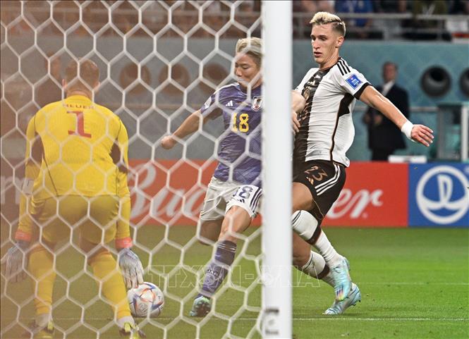Asano Takuma (giữa) tung cú dứt điểm ở góc hẹp hạ gục thủ môn Manuel Neuer, nâng tỷ số lên 2-1 cho Nhật Bản. Ảnh: THX/ TTXVN