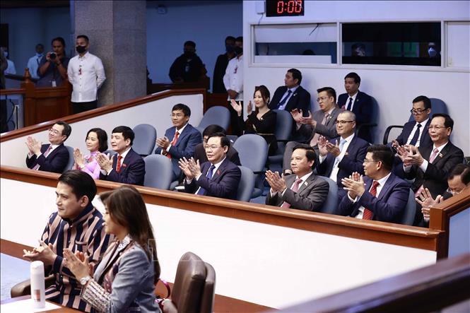 National Assembly Chairman Vuong Dinh Hue and the Vietnamese high-ranking delegation attend a sesion of the Philippine Senate. VNA Photo: Doãn Tấn