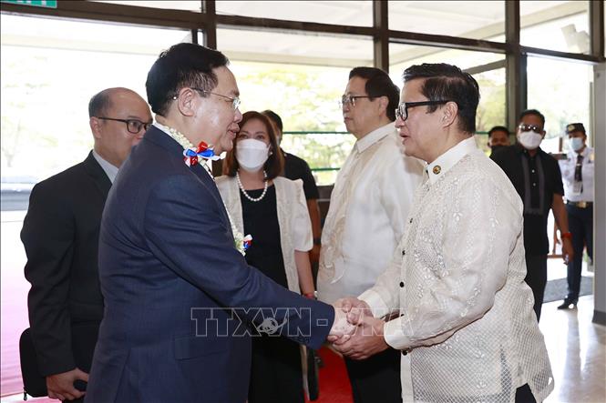 President of the Philippine Senate Juan Miguel Zubiri welcomes National Assembly Chairman Vuong Dinh Hue. VNA Photo: Doãn Tấn