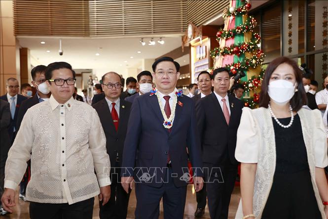 President of the Philippine Senate Juan Miguel Zubiri welcomes National Assembly Chairman Vuong Dinh Hue. VNA Photo: Doãn Tấn