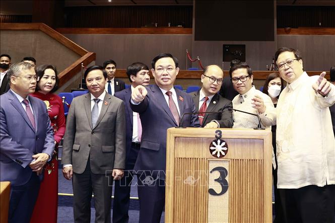 National Assembly Chairman Vuong Dinh Hue visits Philippine House of Representatives’ hall in Manila . VNA Photo: Doãn Tấn