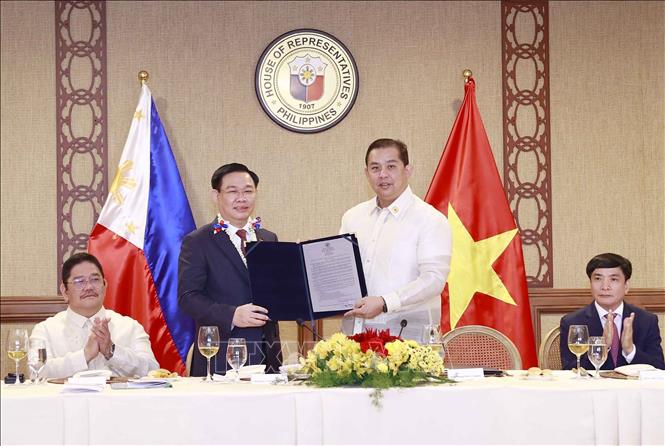 Speaker of the Philippine House of Representatives Martin Romualdez hands over Philippine House of Representatives’ resolution on enhancing bilateral cooperation through the Philippine-Vietnam Parliamentarians’ Friendship Society to National Assembly Chairman Vuong Dinh Hue. VNA Photo: Doãn Tấn