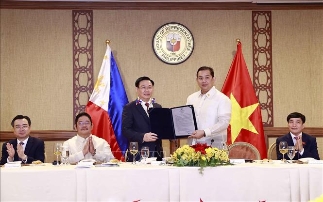 Speaker of the Philippine House of Representatives Martin Romualdez hands over Philippine House of Representatives’ resolution on enhancing bilateral cooperation through the Philippine-Vietnam Parliamentarians’ Friendship Society to National Assembly Chairman Vuong Dinh Hue. VNA Photo: Doãn Tấn