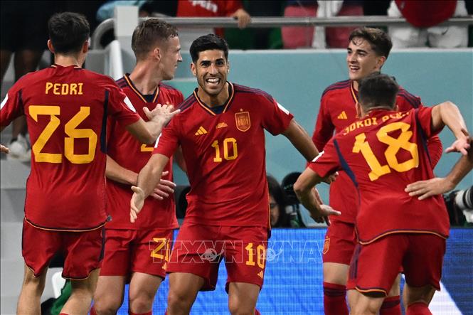 Tiền đạo Marco Asensio (giữa) ăn mừng bàn thắng nhân đội cách biệt cho đội tuyển Tây Ban Nha. Ảnh: AFP/TTXVN