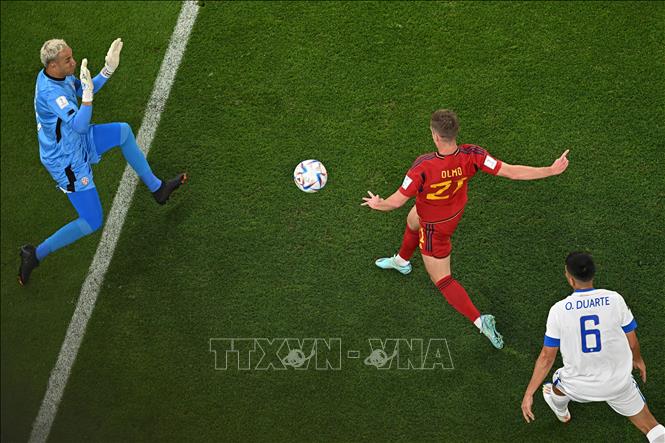 Pha ghi bàn của tiền đạo Dani Olmo (giữa) vào lưới đội tuyển Costra Rica. Ảnh: AFP/TTXVN