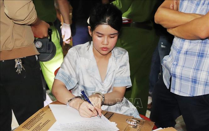 Đối tượng Phạm Thị Quỳnh Trang (sinh năm 1998) bị bắt giữ về hành vi tàng trữ trái phép ma túy. Ảnh: TTXVN phát