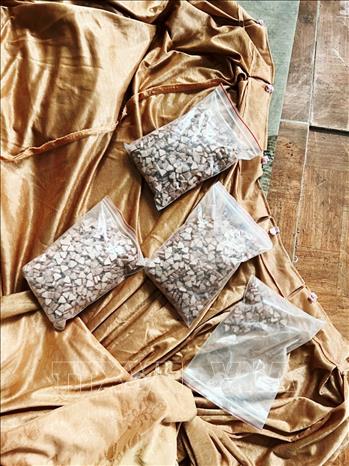 Tang vật thu giữ khoảng 8kg ma túy tổng hợp loại ketamin, hơn 3.100 viên ma túy tổng hợp dạng thuốc lắc cùng nhiều tang vật quan trọng có liên quan. Ảnh: TTXVN phát