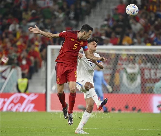 Trong ảnh: Pha tranh bóng bổng quyết liệt giữa cầu thủ Sergio Busquets (trái) của Tây Ban Nha và Yeltsin Tejeda của Costa Rica. Ảnh: THX/TTXVN