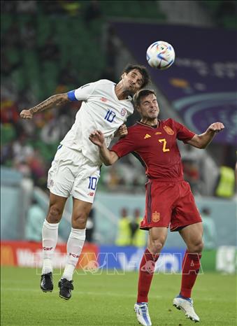 Trong ảnh: Pha không chiến giữa cầu thủ Bryan Ruiz (trái) của Costa Rica và Cesar Azpilicueta của Tây Ban Nha. Ảnh: THX/TTXVN