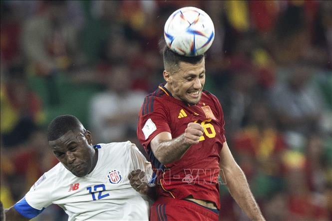 Trong ảnh: Pha không chiến giữa cầu thủ Joel Campbell (trái) của Costa Rica và Rodri của Tây Ban Nha. Ảnh: THX/TTXVN