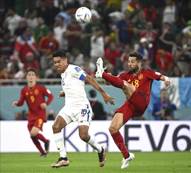Trong ảnh: Hậu vệ Tây Ban Nha Jordi Alba (phải) tranh bóng với hậu vệ Costa Rica Carlos Martinez. Ảnh: THX/TTXVN