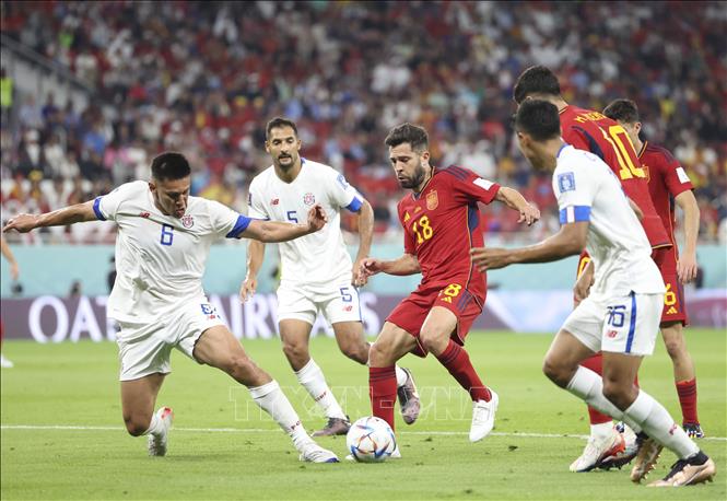 Trong ảnh: Cầu thủ Jordi Alba (giữa) của Tây Ban Nha nỗ lực kiểm soát bóng trước các cầu thủ Costa Rica. Ảnh: THX/TTXVN