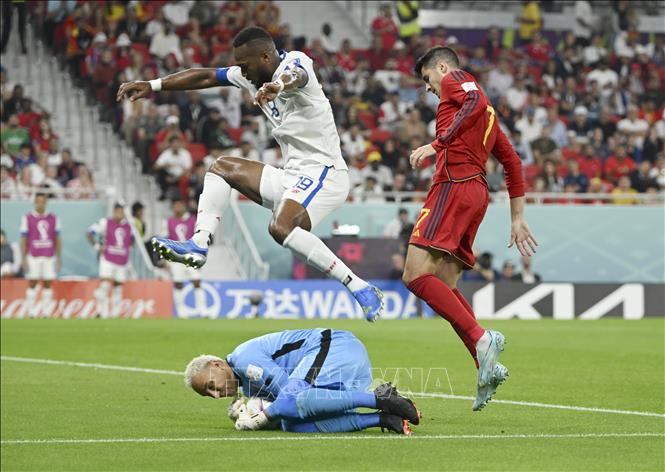 Trong ảnh: Pha bắt bóng cứu nguy của thủ môn Costa Rica Keylor Navas (dưới). Ảnh: THX/TTXVN