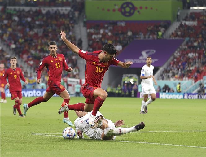 Trong ảnh: Pha tranh cướp bóng quyết liệt giữa cầu thủ Marco Asensio (số 10) của Tây Ban Nha và Francisco Calvo (dưới) của Costa Rica. Ảnh: THX/TTXVN