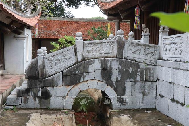 Trong ảnh: Cầu đá tại chùa Bút Tháp. Ảnh: Thanh Thương - TTXVN