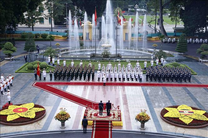 President Nguyen Xuan Phuc hosts a welcome ceremony for Ugandan President Yoweri Kaguta Museveni in Hanoi on November 24. VNA Photo