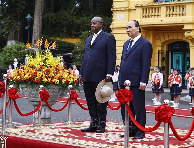 President Nguyen Xuan Phuc hosts a welcome ceremony for Ugandan President Yoweri Kaguta Museveni in Hanoi on November 24. VNA Photo